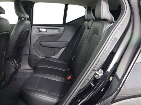 Certified 2025 Volvo XC40 B5 Plus AWD/4WD image 32