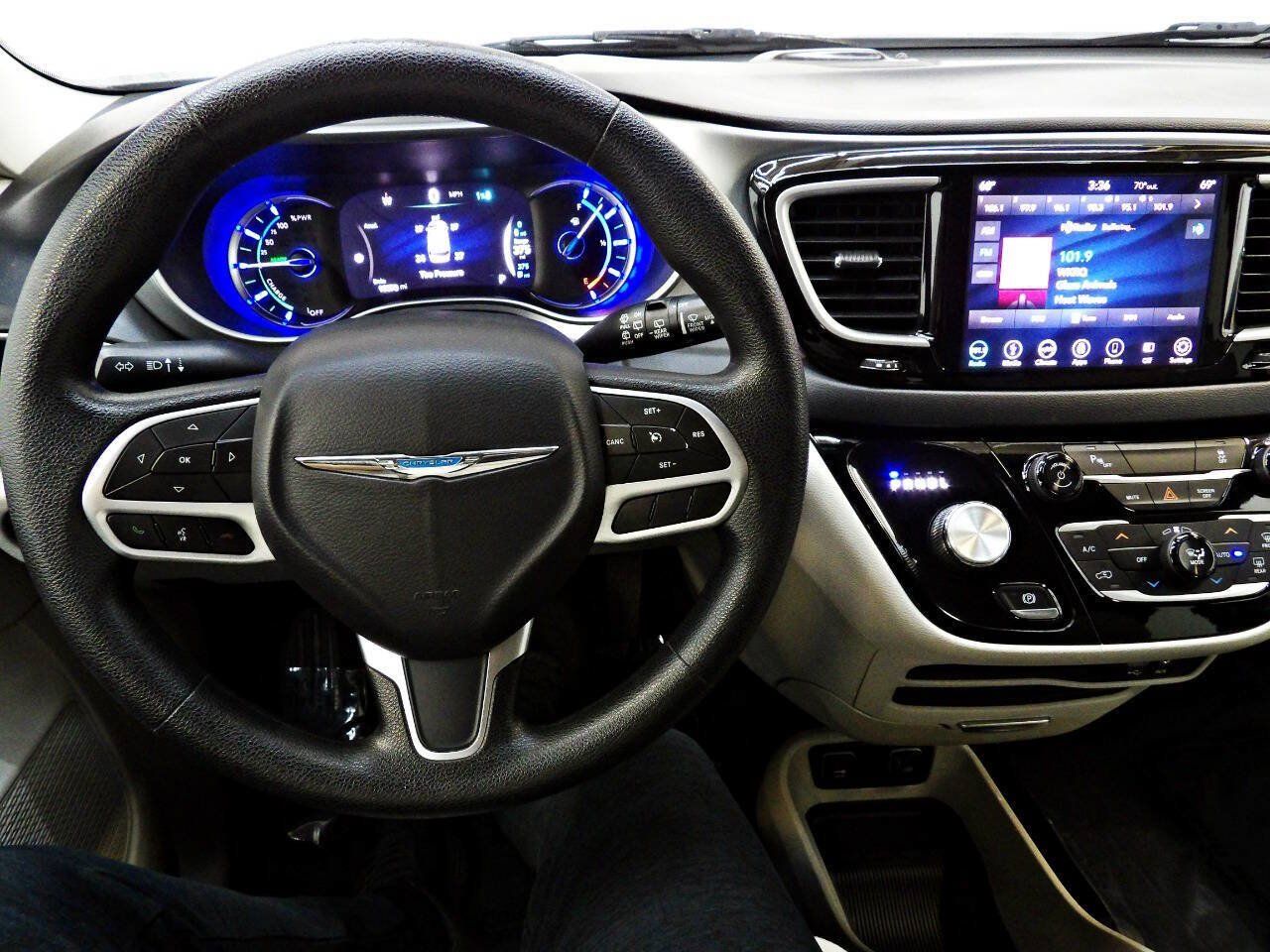 Used 2019 Chrysler Pacifica Touring Plus FWD image 16