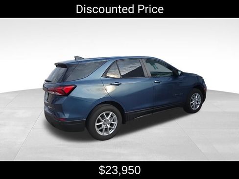 Used 2024 Chevrolet Equinox LS w/ LS Convenience Package AWD/4WD image 3