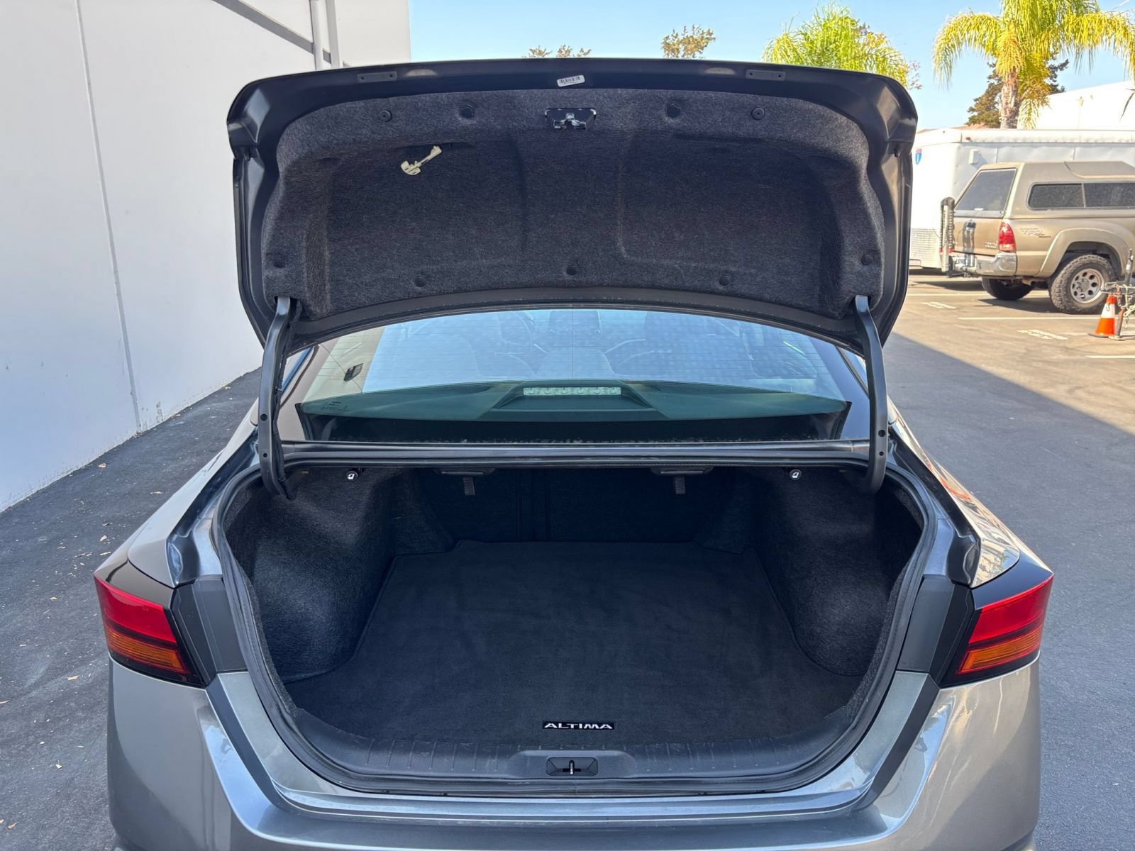 Used 2025 Nissan Altima 2.5 SV FWD image 30