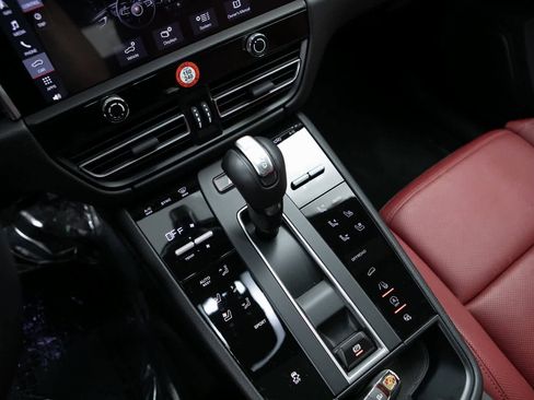 Certified 2025 Porsche Macan image 21