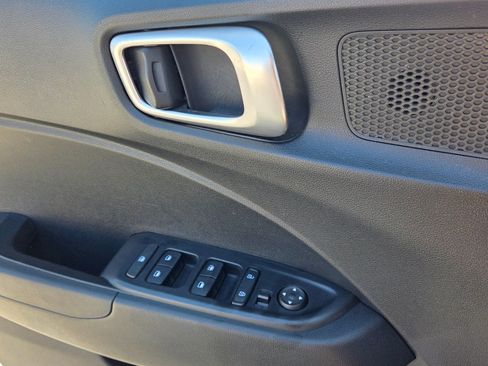 Used 2025 Hyundai Venue SE image 28