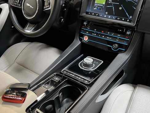 Used 2019 Jaguar F-PACE Prestige image 32
