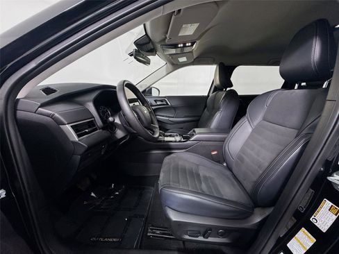 Used 2025 Mitsubishi Outlander SE image 2