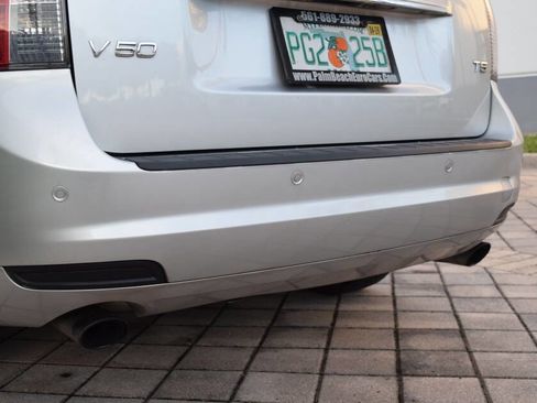 Used 2011 Volvo V50 T5 image 21