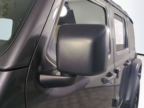 Used 2022 Jeep Wrangler Unlimited Rubicon AWD/4WD image 11