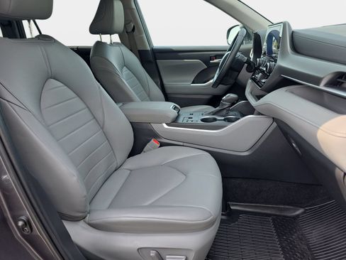 Used 2023 Toyota Highlander XLE FWD image 10