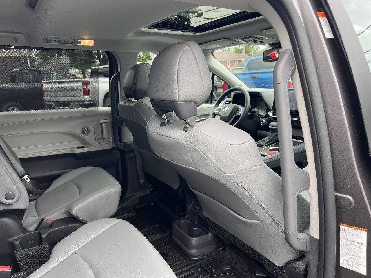 Used 2024 Toyota Sienna XLE w/ XLE Plus Package AWD/4WD image 41