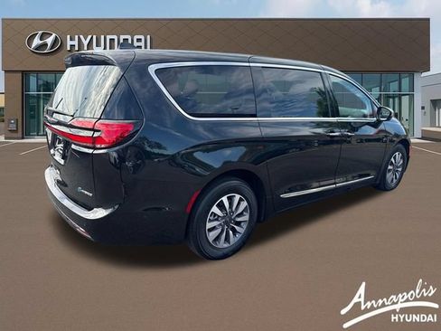 Used 2023 Chrysler Pacifica Limited w/ Uconnect Theater Family Group FWD image 5