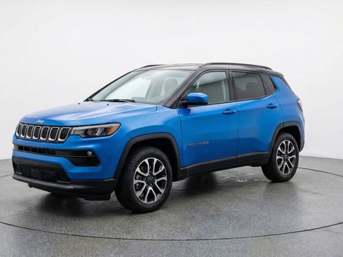 Used 2025 Jeep Compass Trailhawk image 3