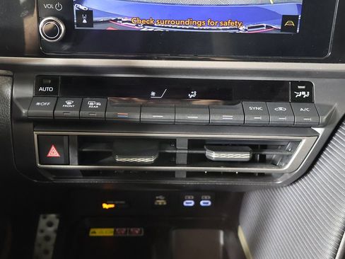 Used 2025 Toyota Camry SE image 40