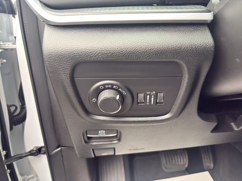 Used 2025 Jeep Grand Cherokee Altitude image 10