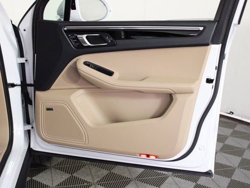 Certified 2026 Porsche Macan image 37