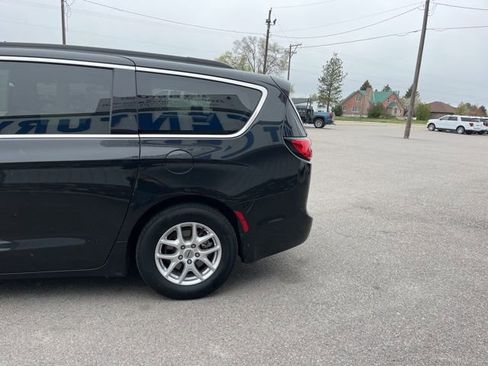 Used 2022 Chrysler Pacifica Touring-L FWD image 9