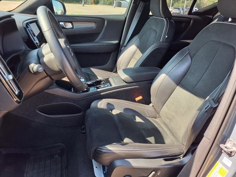 Used 2022 Volvo XC40 T5 R-Design w/ Advanced Package image 18