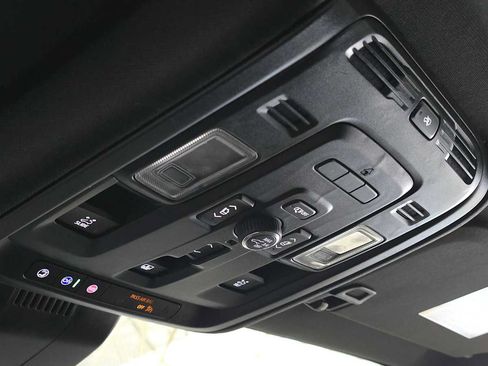Used 2024 GMC Yukon Denali w/ Advanced Technology Package AWD/4WD image 37
