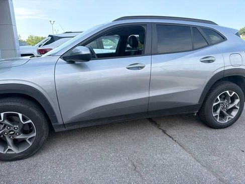 Used 2025 Chevrolet Trax LT FWD image 6