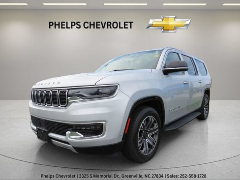 Used 2024 Jeep Wagoneer L Series II w/ Flexible Seating Group AWD/4WD image 5