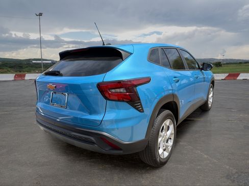 Used 2025 Chevrolet Trax LS w/ LS Convenience Package FWD image 3