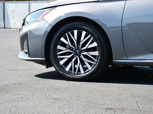 Used 2024 Nissan Altima 2.5 SV FWD image 12