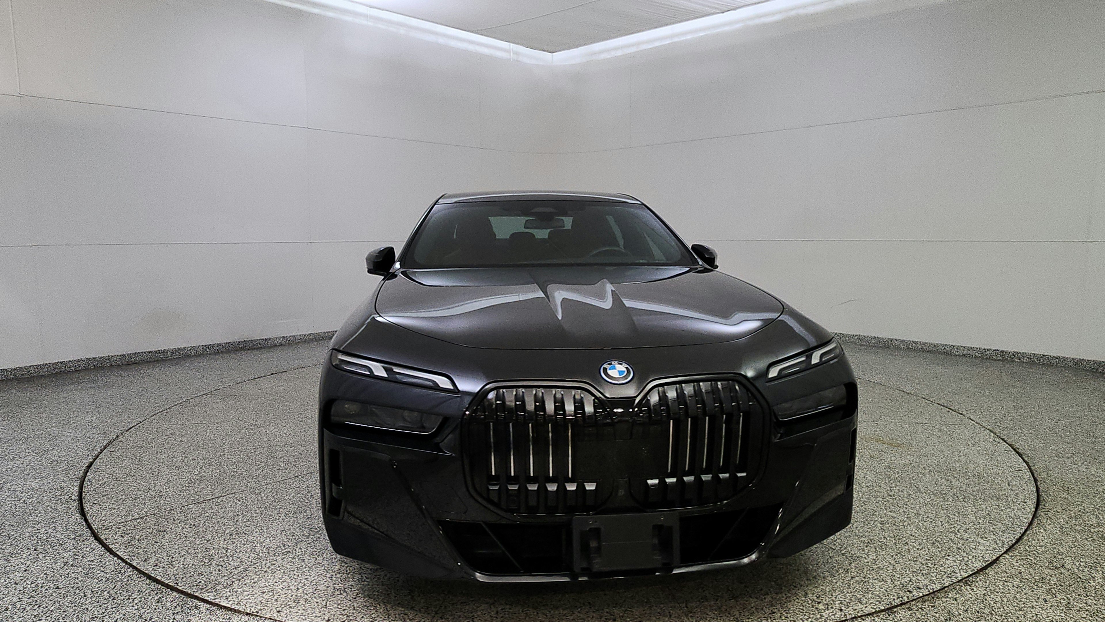 Used 2023 BMW i7 xDrive60 AWD/4WD image 2