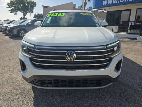Used 2024 Volkswagen Atlas SE w/ Panoramic Sunroof Package FWD image 2