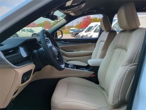 New 2025 Jeep Grand Cherokee L Limited image 17