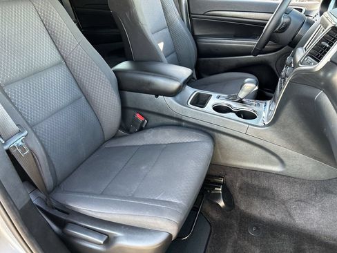 Used 2018 Jeep Grand Cherokee Laredo RWD image 8