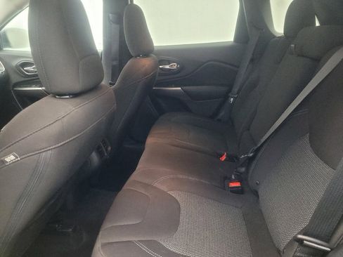 Used 2019 Jeep Cherokee Latitude w/ Popular Appearance Group image 18