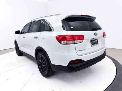 Used 2018 Kia Sorento LX image 16