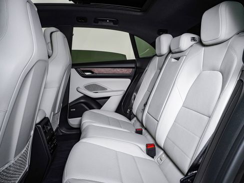 Certified 2025 Porsche Macan 4S Electric AWD/4WD image 17