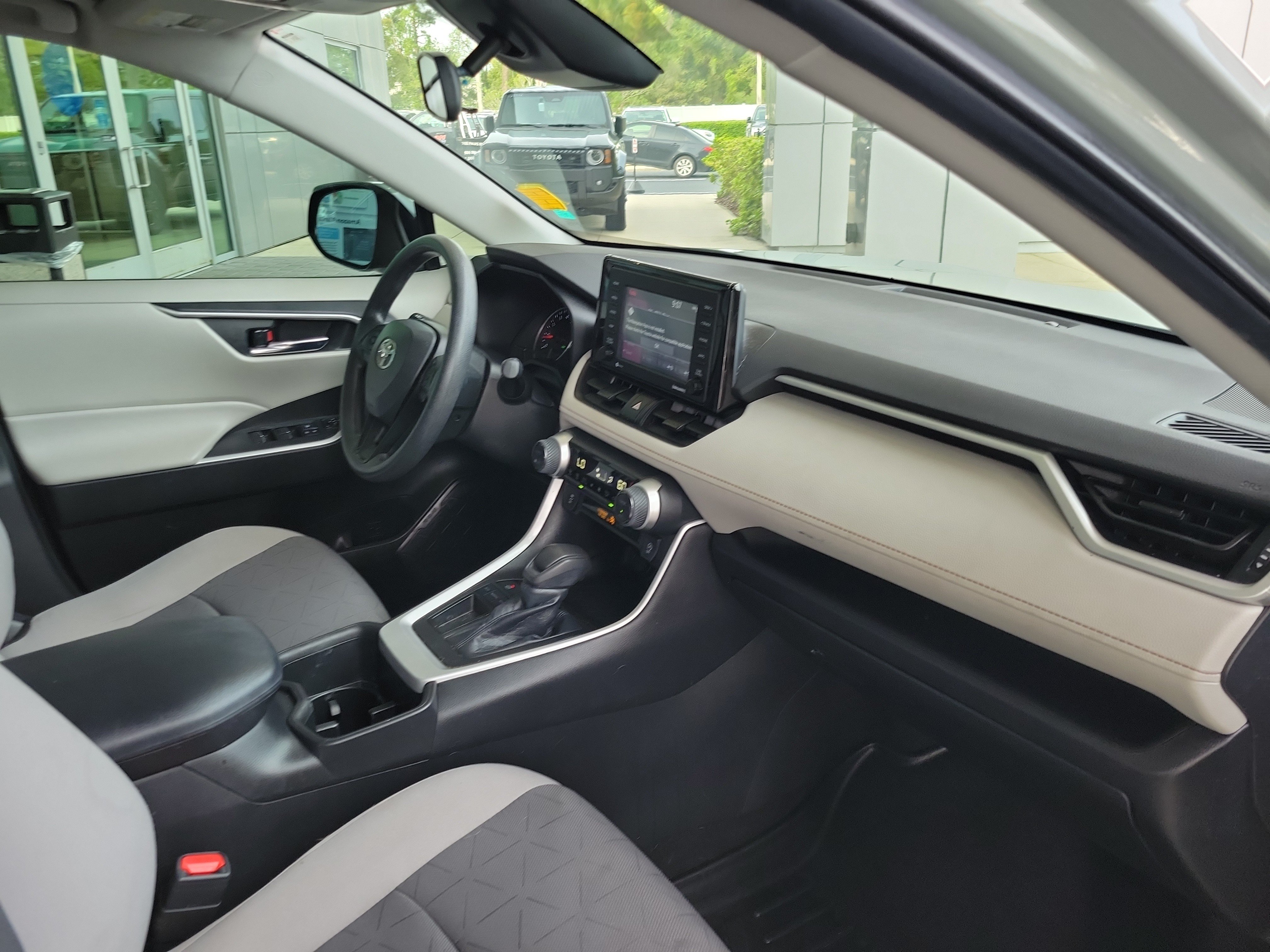 Used 2022 Toyota RAV4 XLE w/ Convenience Package FWD image 33