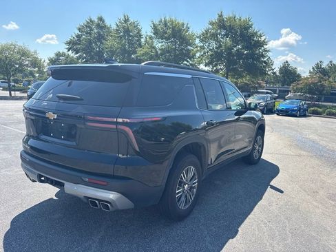 Used 2025 Chevrolet Traverse LT FWD image 3