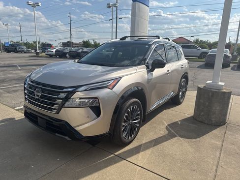 Used 2025 Nissan Rogue Platinum w/ Platinum Premium Package image 15