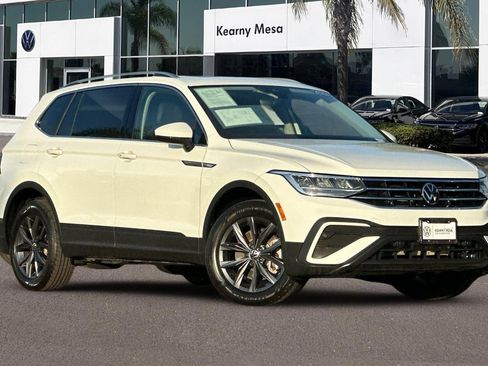 Used 2022 Volkswagen Tiguan SE w/ Panoramic Sunroof Package image 2
