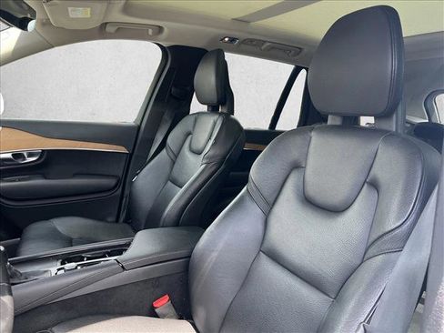 Used 2021 Volvo XC90 T6 Momentum image 10