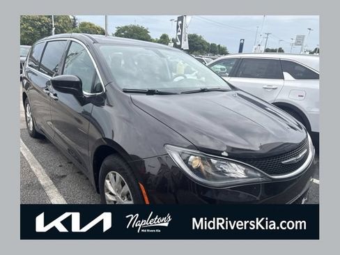 Used 2018 Chrysler Pacifica Touring Plus FWD image 1