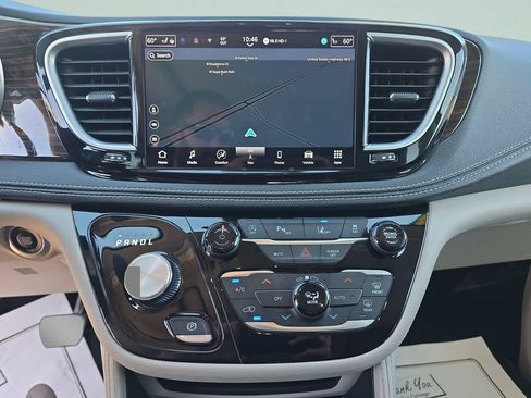 Used 2024 Chrysler Pacifica Limited FWD image 28