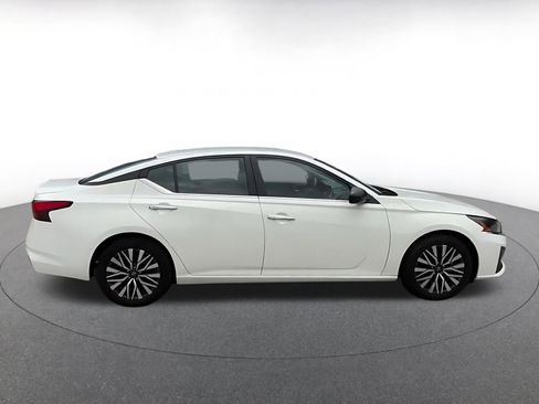 Used 2025 Nissan Altima 2.5 SV FWD image 16