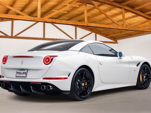 Used 2017 Ferrari California T RWD image 6