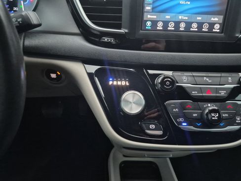 Used 2020 Chrysler Pacifica Touring-L image 21