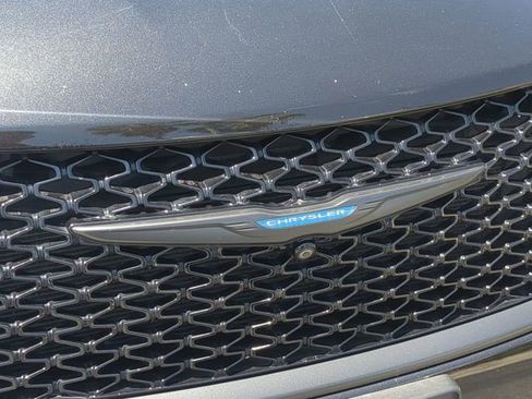 Used 2021 Chrysler Pacifica Touring-L w/ Uconnect Theater Family Group FWD image 13