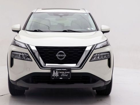 Used 2023 Nissan Rogue SV w/ SV Premium B Package image 4