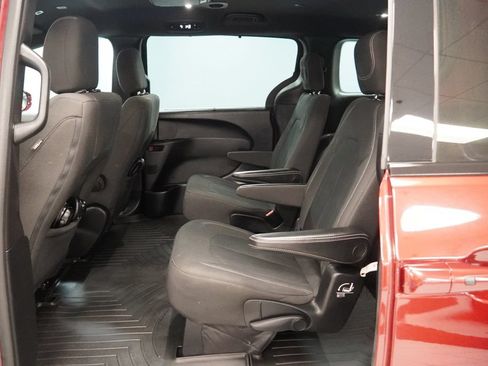 Used 2019 Chrysler Pacifica Touring Plus w/ S Appearance Package FWD image 23