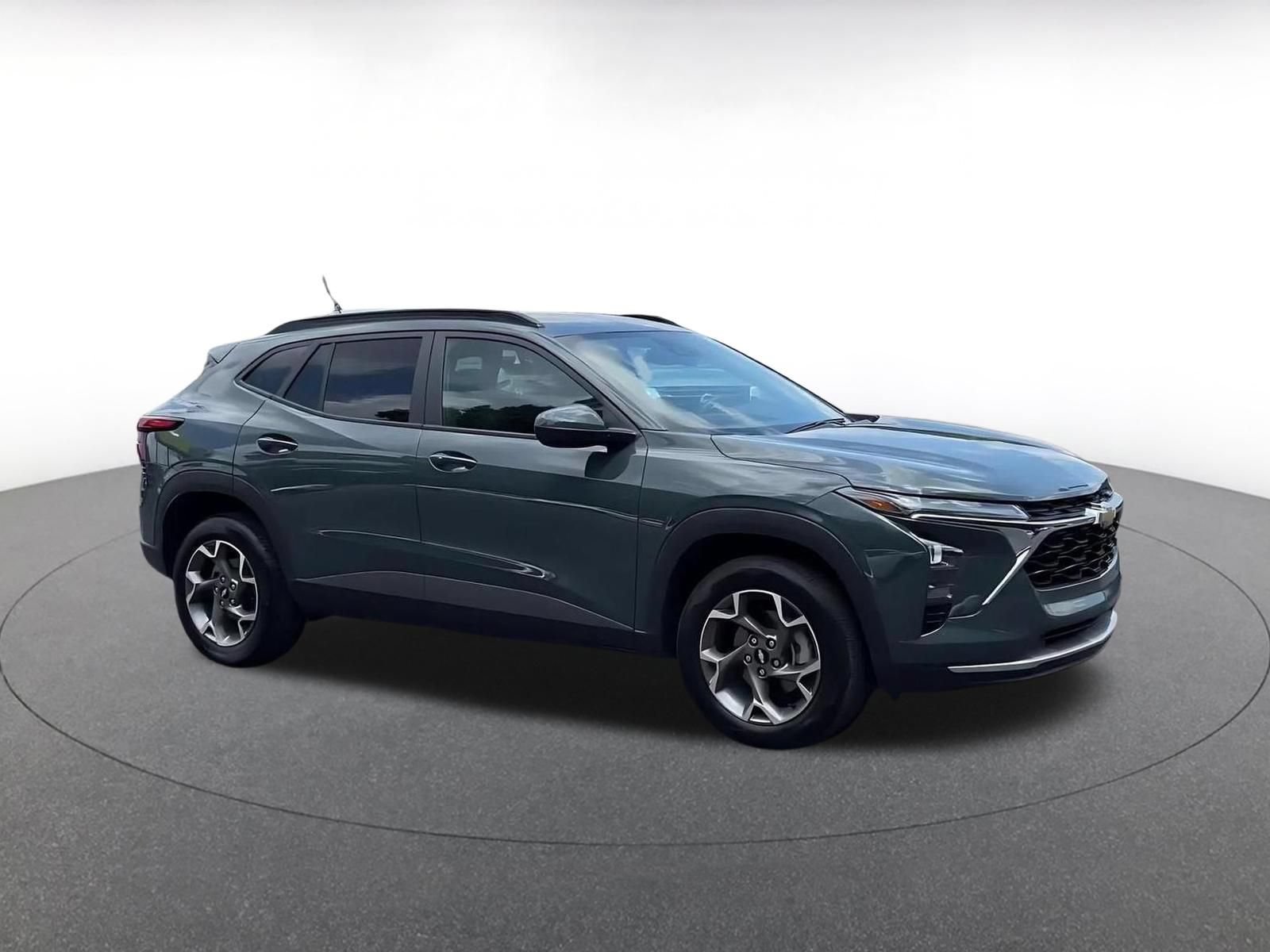 Used 2025 Chevrolet Trax LT w/ LT Convenience Package FWD image 2