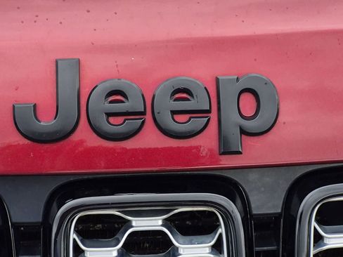 Certified 2019 Jeep Grand Cherokee Altitude AWD/4WD image 12