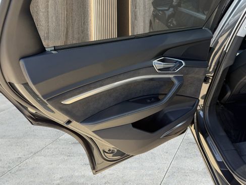 Used 2019 Audi e-tron Prestige w/ Prestige Package image 36