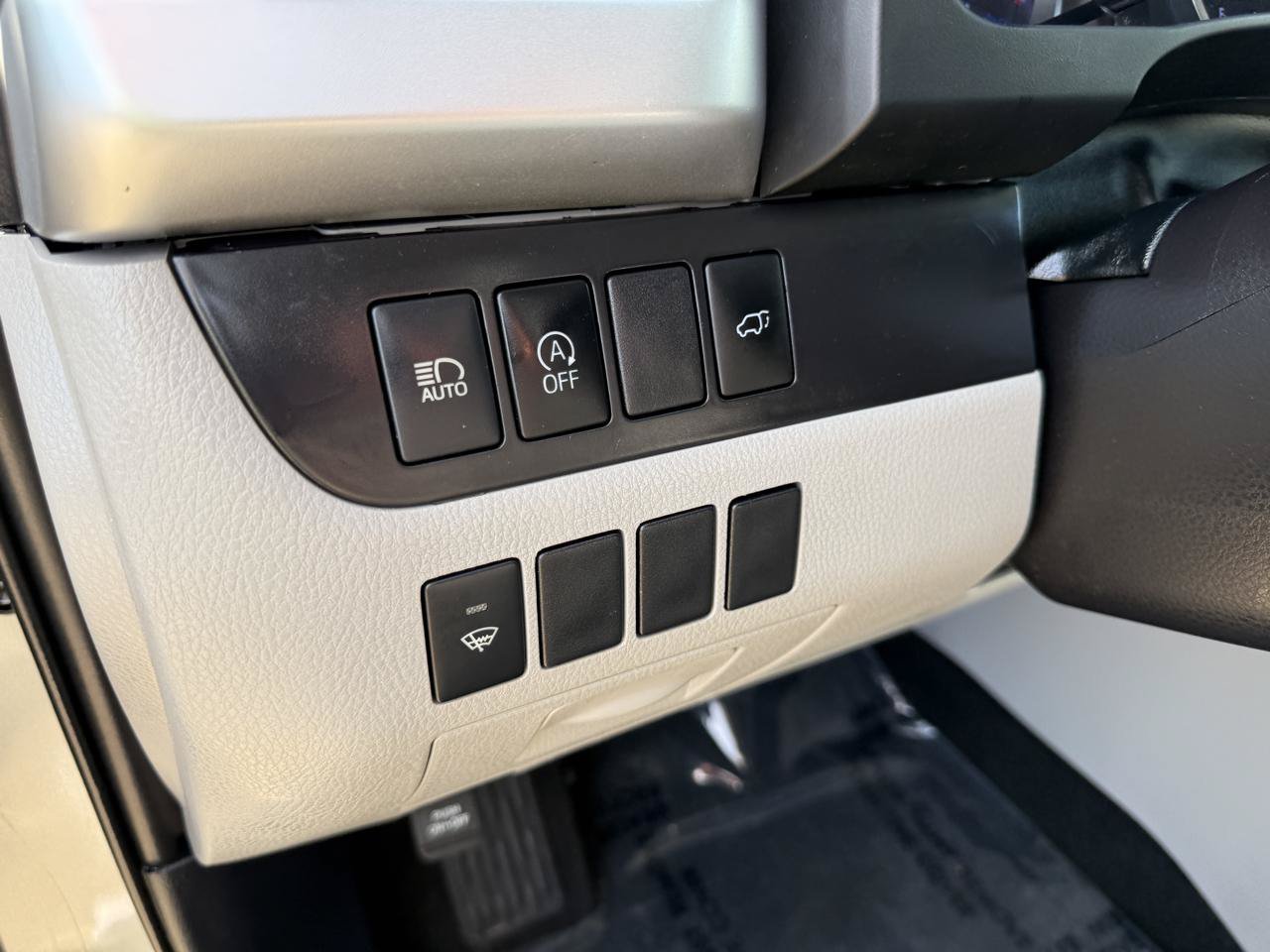 Used 2019 Toyota Highlander Plus FWD image 13