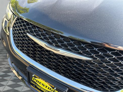 Used 2023 Chrysler Pacifica Touring-L FWD image 30