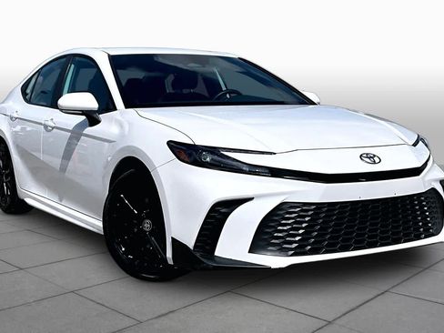 Used 2026 Toyota Camry SE FWD image 3